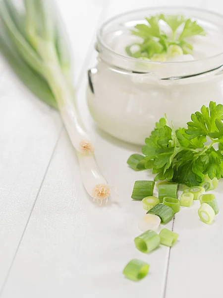 Spring onions on a tray — Stock Photo, Image