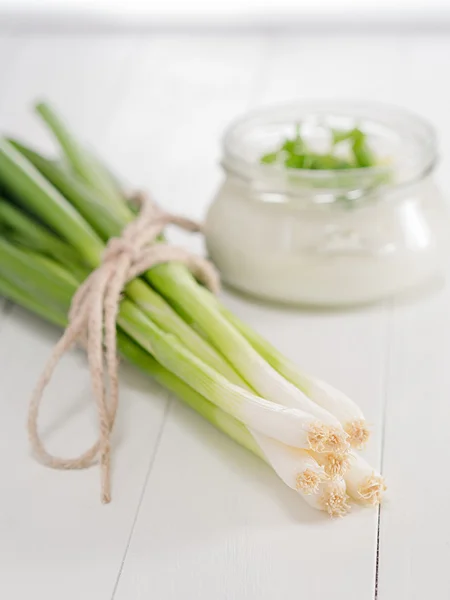 Spring onions on a tray — Stock Photo, Image