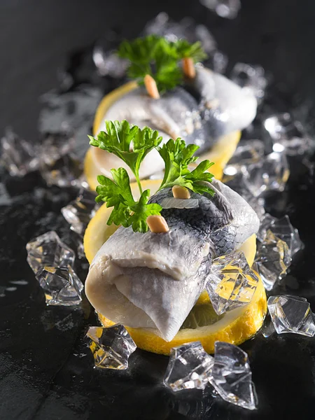 Rollmopp-Hering auf Zitronenscheiben — Stockfoto