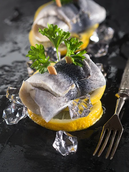 Rollmopp-Hering auf Zitronenscheiben — Stockfoto