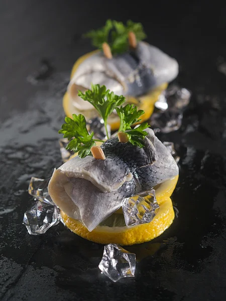 Rouleau de hareng sur tranches de citron — Photo