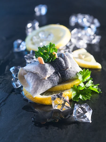 Rollmopp-Hering auf Zitronenscheiben — Stockfoto