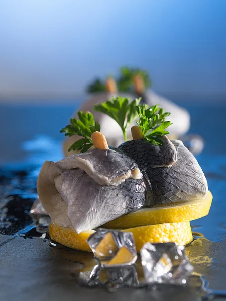 Rollmopp-Hering auf Zitronenscheiben — Stockfoto