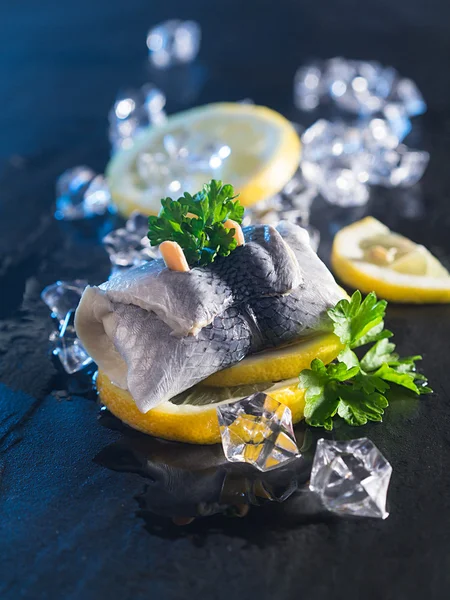 Rollmopp-Hering auf Zitronenscheiben — Stockfoto