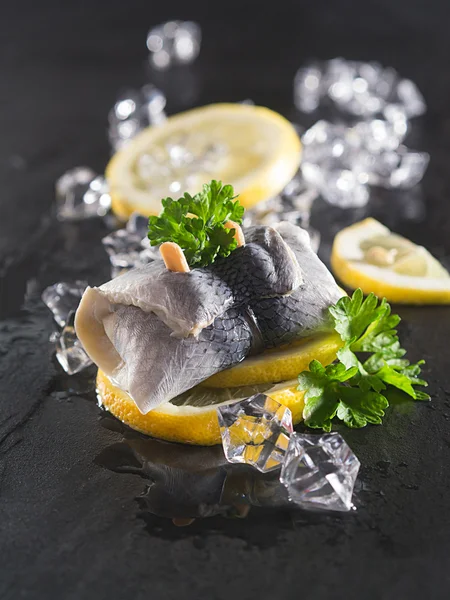 Rollmopp-Hering auf Zitronenscheiben — Stockfoto