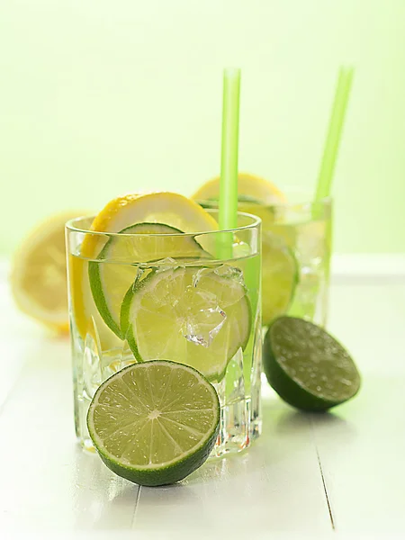 Wasser im Glas mit Eiswürfeln — Stockfoto