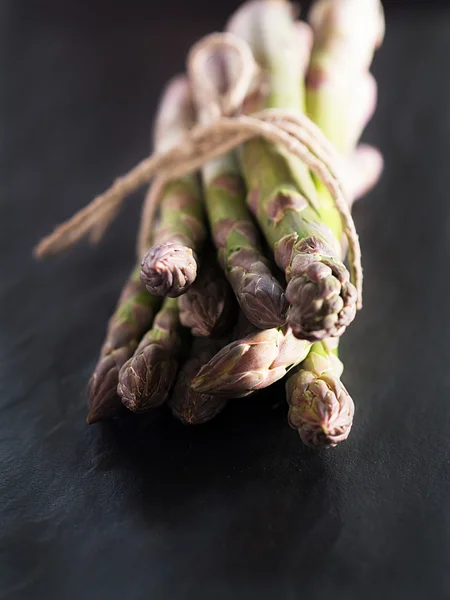 Espárragos verdes agrupados — Foto de Stock