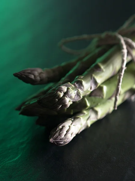 Espárragos verdes agrupados — Foto de Stock