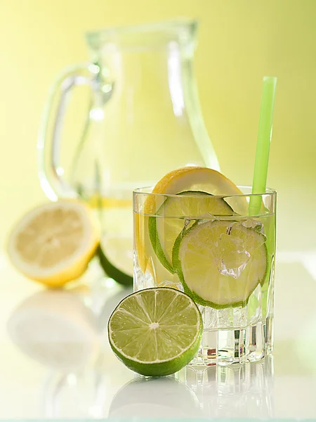 Eau dans le verre avec des glaçons — Photo