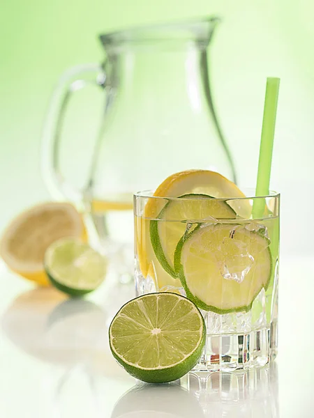 Water in het glas met ijsblokjes — Stockfoto