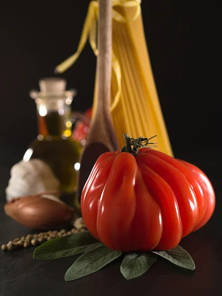 Tomates y otros ingredientes para fideos —  Fotos de Stock