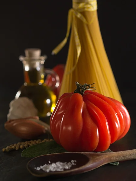 Pomodori e altri ingredienti per tagliatelle — Foto Stock