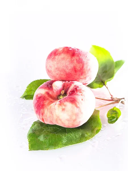 Weinbergpfirsiche mit Laubblättern — Stockfoto