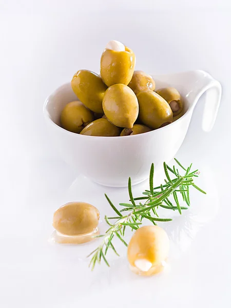 Olive verdi con un rosmarino di ramo — Foto Stock