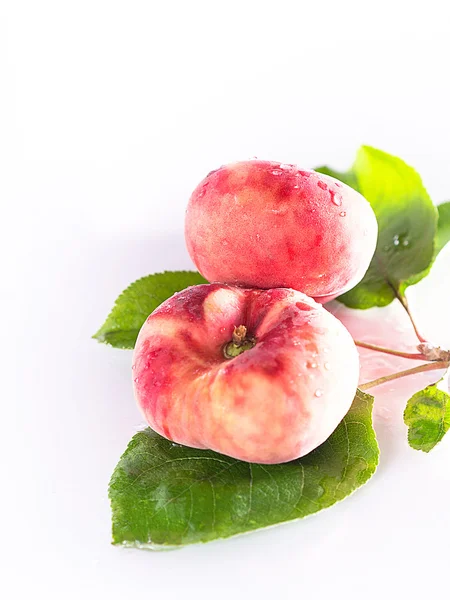 Weinbergpfirsiche mit Laubblättern — Stockfoto