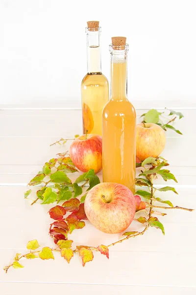 Jus de pomme en bouteilles sur un plateau — Photo