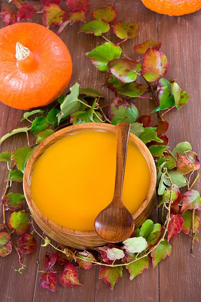 Kürbissuppe in einer Holzschüssel — Stockfoto