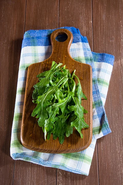 Rucola salade op een dienblad — Stockfoto