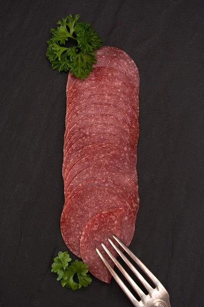 Salami w ciętych płyt — Zdjęcie stockowe