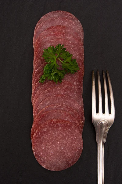 Salami w ciętych płyt — Zdjęcie stockowe