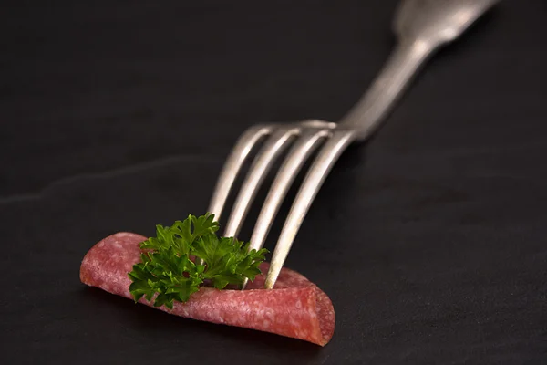 Salami in schijven gesneden — Stockfoto