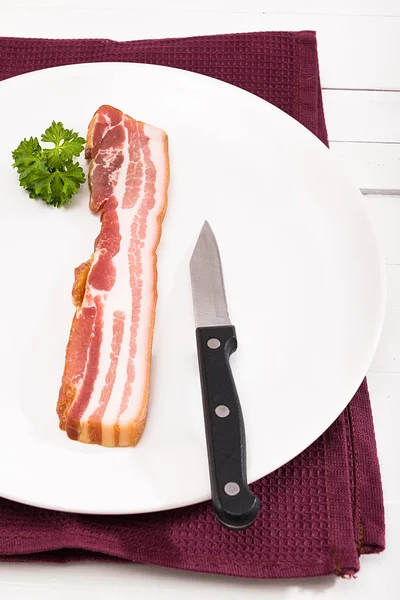 Bacon com salsa como decoração — Fotografia de Stock
