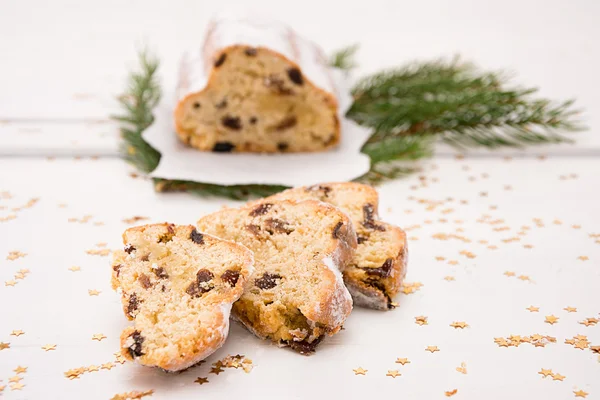 Weihnachtskuchen liegt auf einem weißen Tablett — Stockfoto