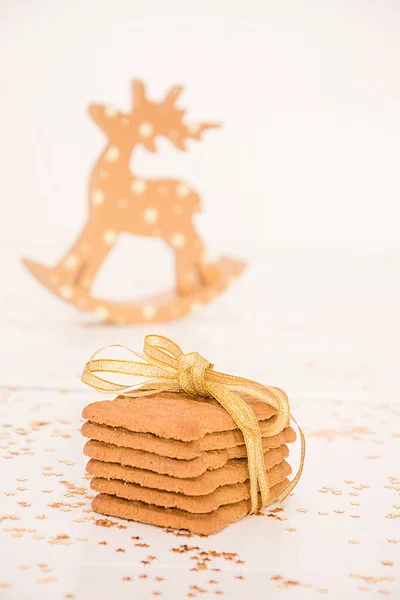 Mandlové sušenky na tácku se zlatými hvězdičkami — Stock fotografie