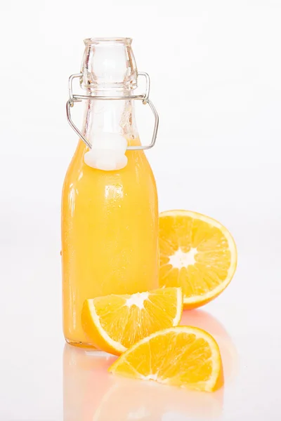 Jugo de naranja en una botella —  Fotos de Stock