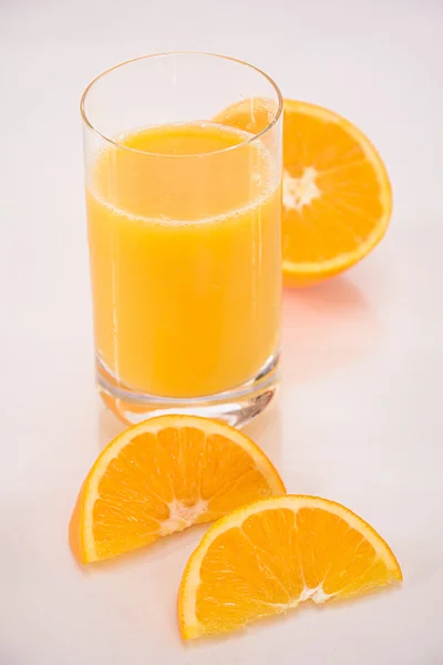 Vers geperst sinaasappelsap in een glas — Stockfoto