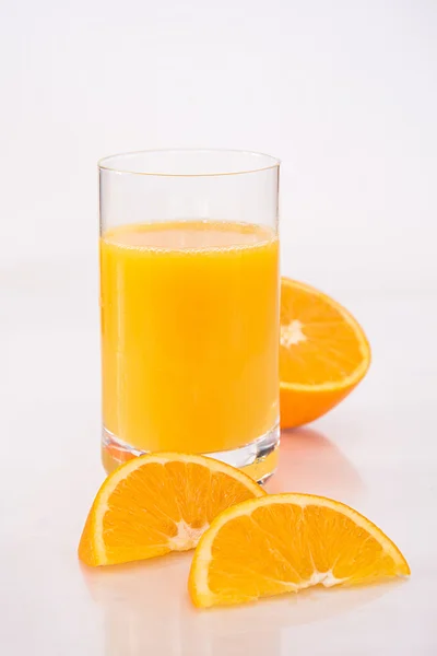 Färsk pressad apelsinjuice i glas — Stockfoto