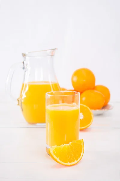 Frisch gepresster Orangensaft im Glas — Stockfoto