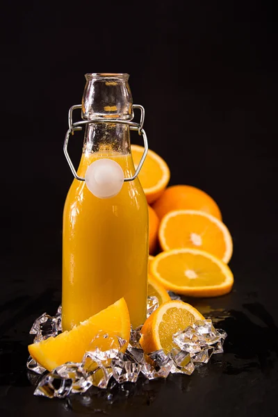 Jugo de naranja en una botella —  Fotos de Stock