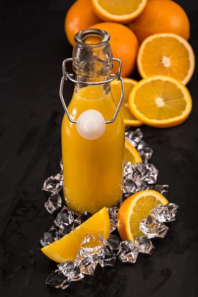 Jus d'orange dans une bouteille — Photo