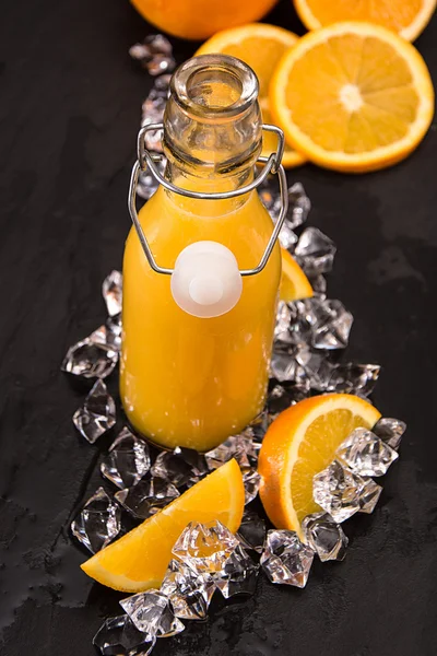 Jus d'orange dans une bouteille — Photo