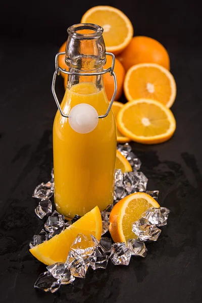 Jus d'orange dans une bouteille — Photo