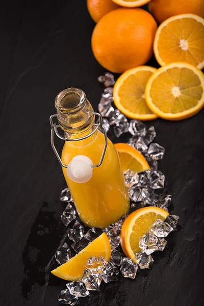 Jugo de naranja en una botella —  Fotos de Stock