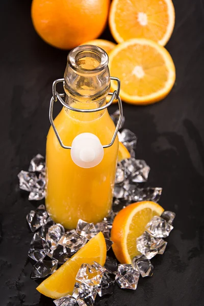 Sinaasappelsap in een fles — Stockfoto