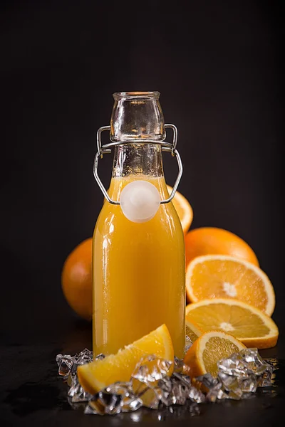 Jugo de naranja en una botella —  Fotos de Stock