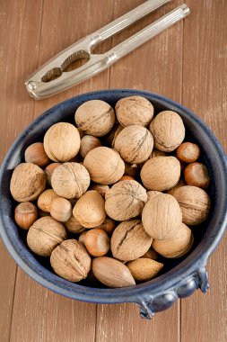 Ceviz, fındık, badem ve pecans mavi bir kapta yalan