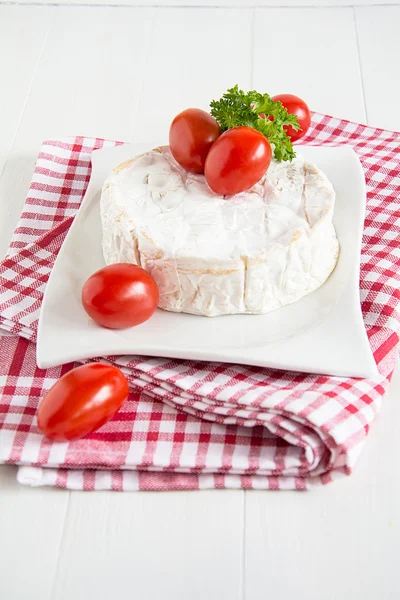 Un Camembert rond sur une assiette blanche — Photo