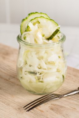 Ev yapımı lahana salatası