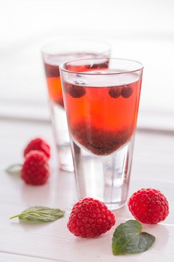 Bir cam ahududu aperatif