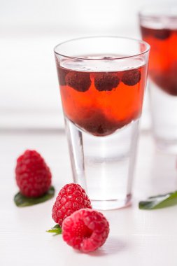 Bir cam ahududu aperatif