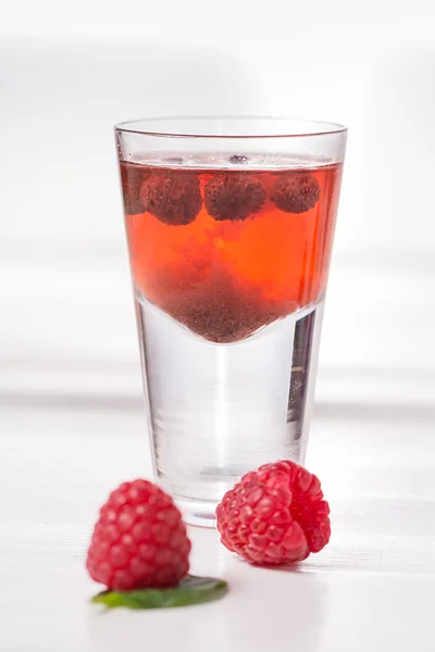 Apéritif framboise dans un verre — Photo