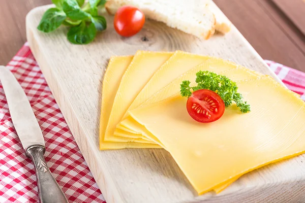 În discuri de brânză tăiată — Fotografie, imagine de stoc