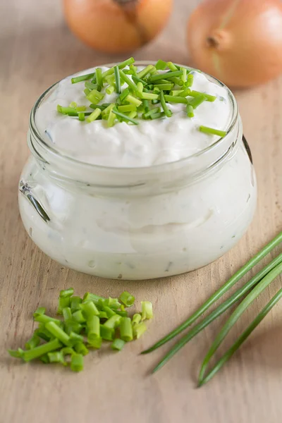 Caillé à la ciboulette et aux oignons — Photo