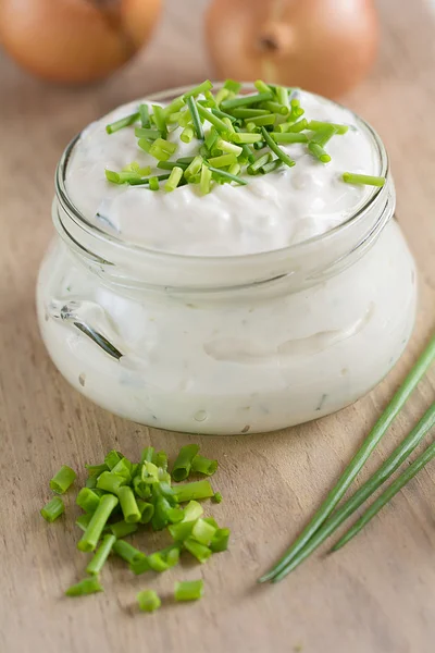 Cagliata con erba cipollina e cipolle — Foto Stock