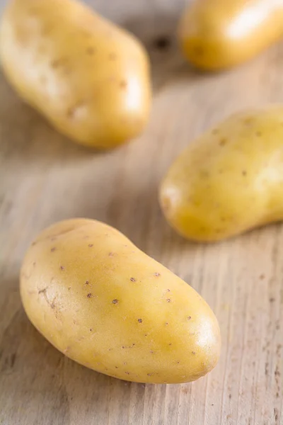 Сира картопля лежить на дошці — стокове фото