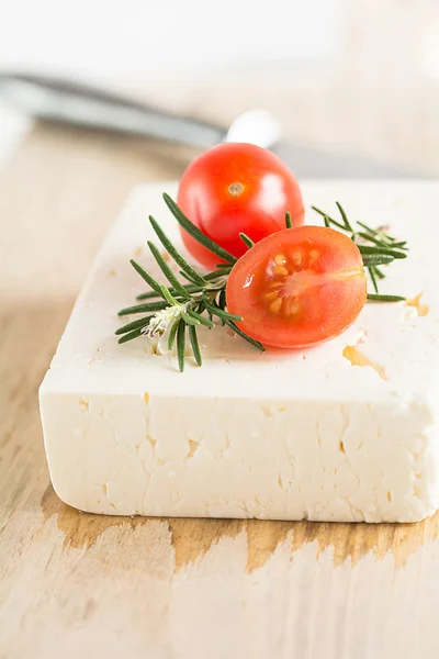 Feta ligt op een houten bord — Stockfoto